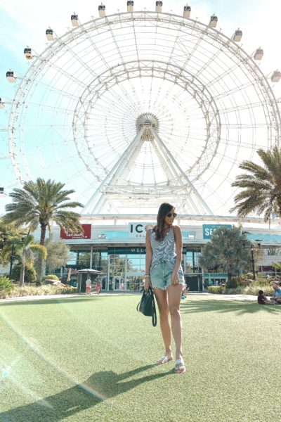 lulus outfit in front of icon ferris wheel