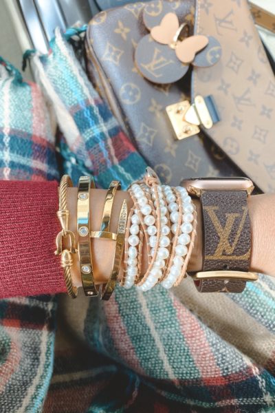 victoria emerson pearl bracelet with louis vuitton pochette metis reverse